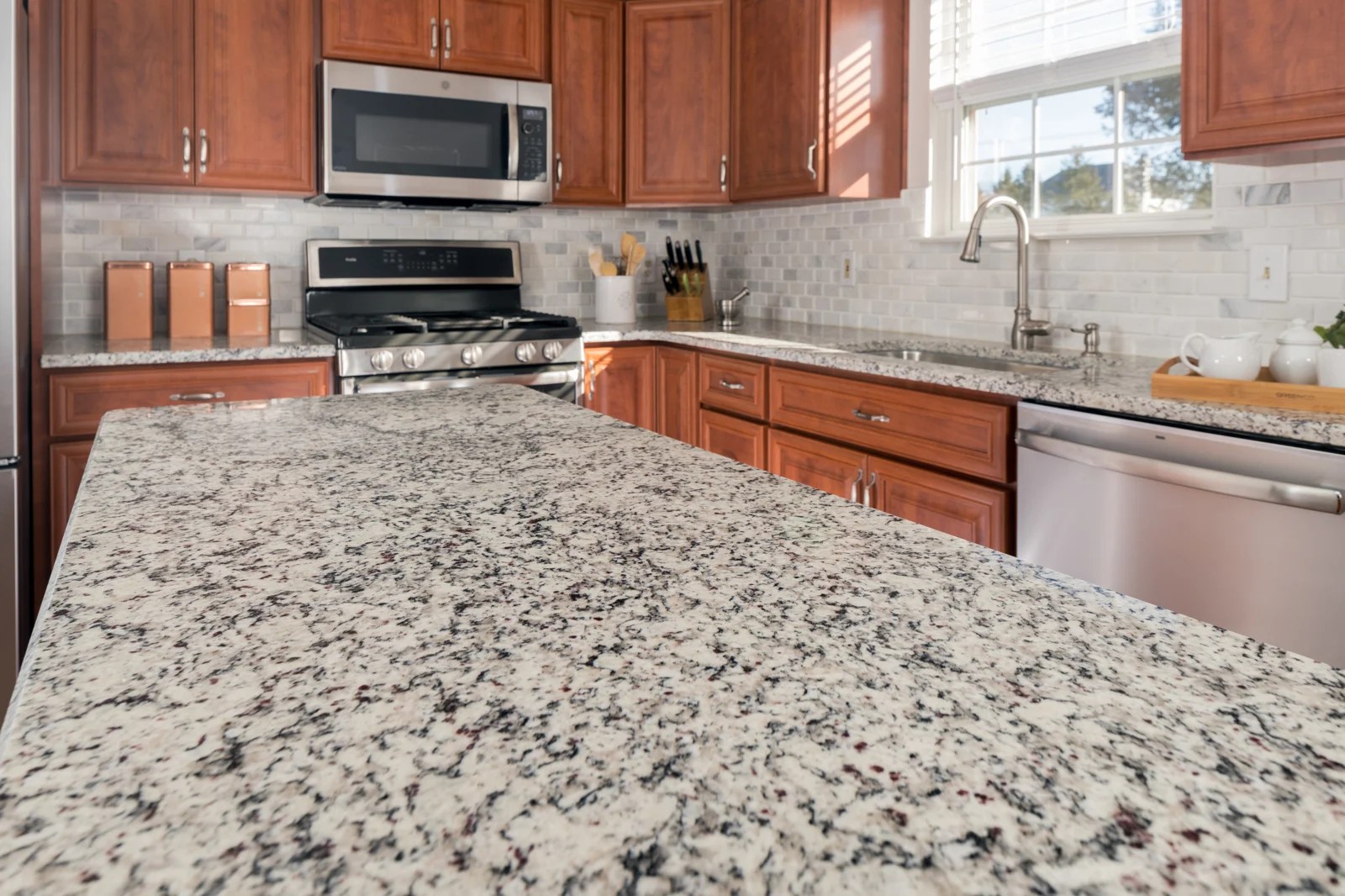 Choosing Between Granite or Quartz Countertops