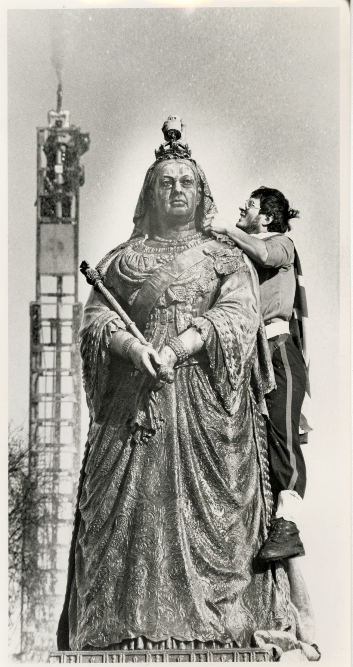 Cleaning Queen Victoria statue discoverywall.nz