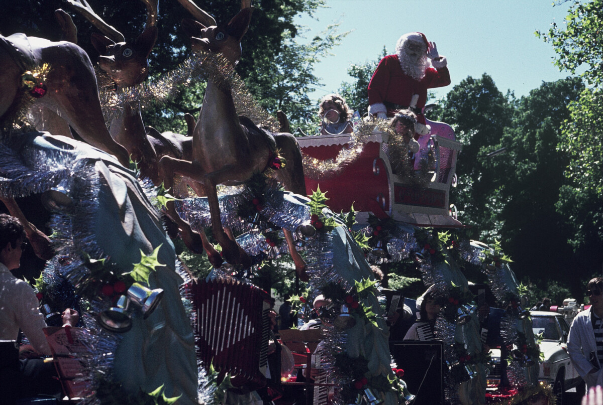 Santa Claus flying Ansett discoverywall.nz