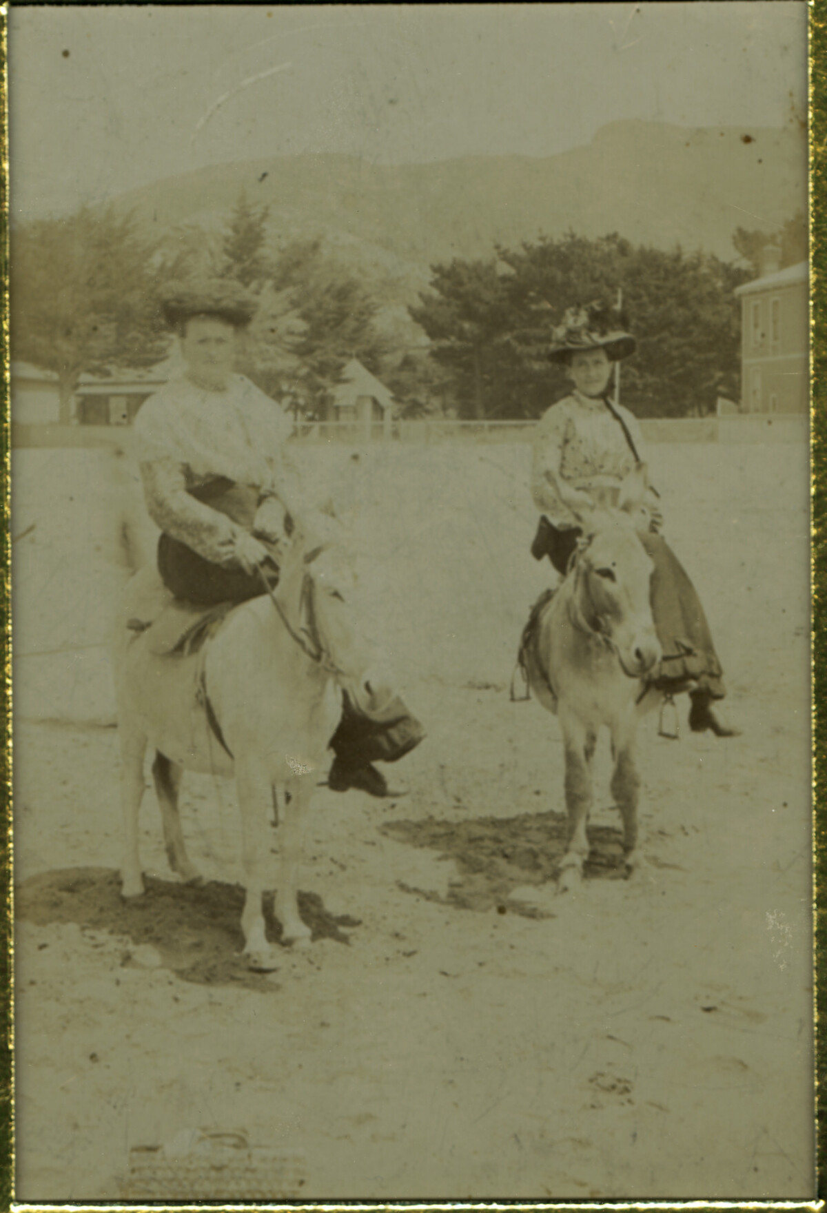 Cave Rock Tuawera, Sumner beach discoverywall.nz