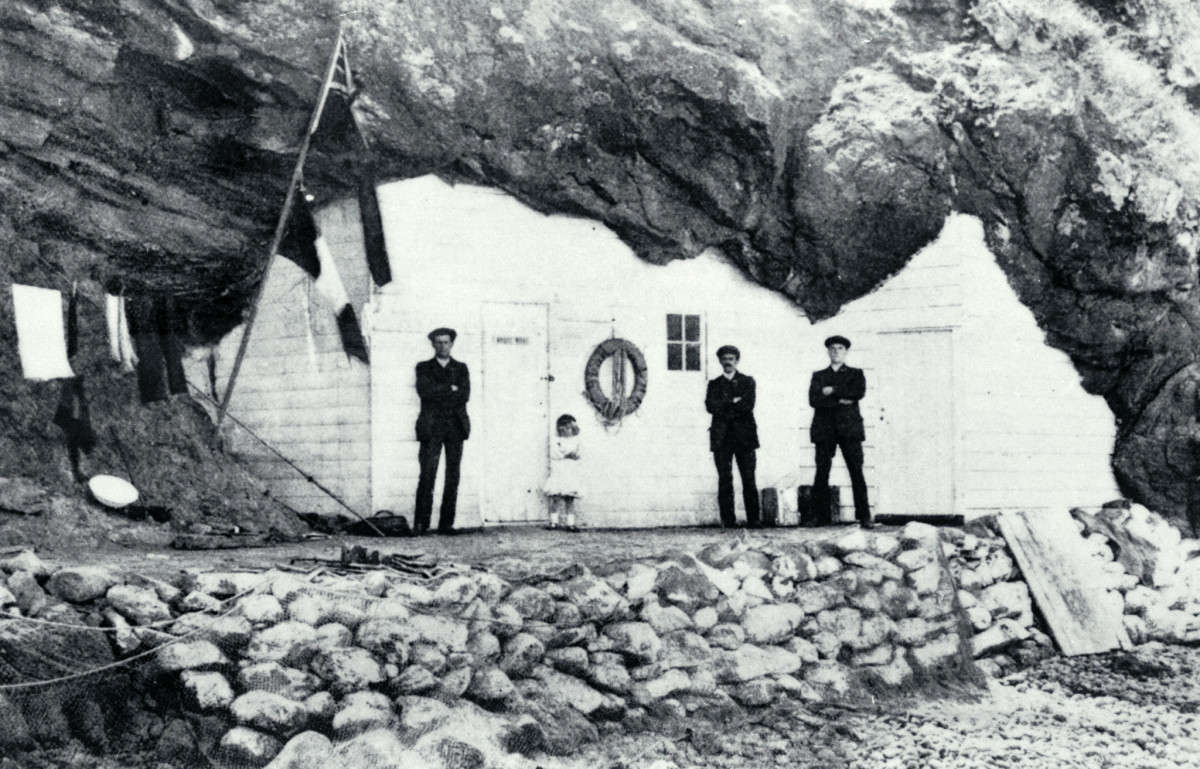 The front of one of the cave huts, Taylors Mistake discoverywall.nz