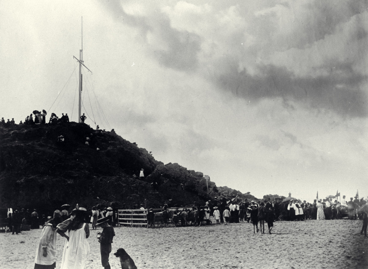Cave Rock Tuawera, Sumner beach discoverywall.nz