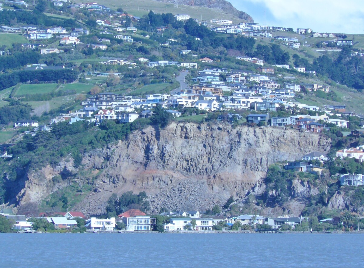 Houses at Redcliffs and damaged cliff discoverywall.nz