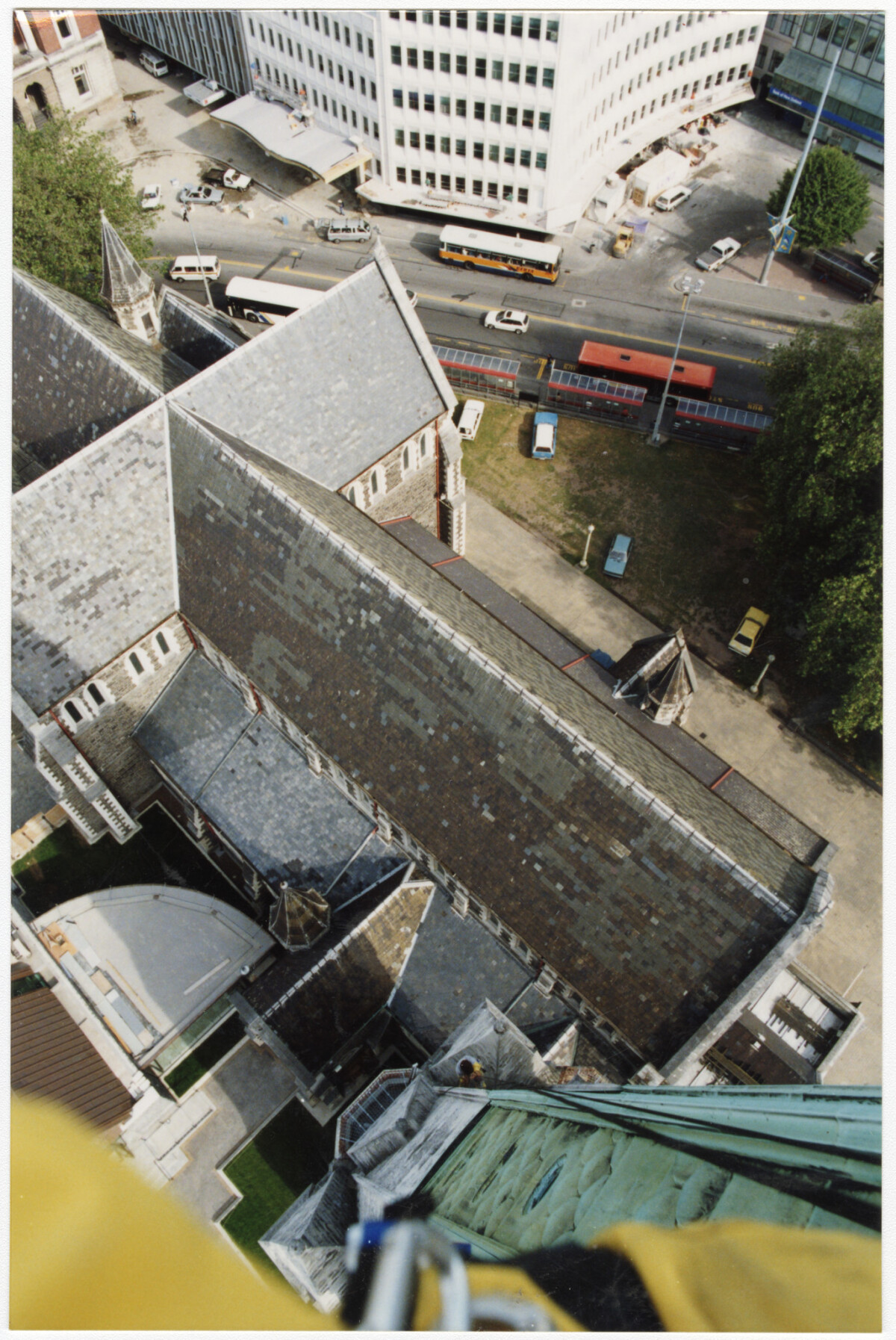 The crowd inspects the damage discoverywall.nz