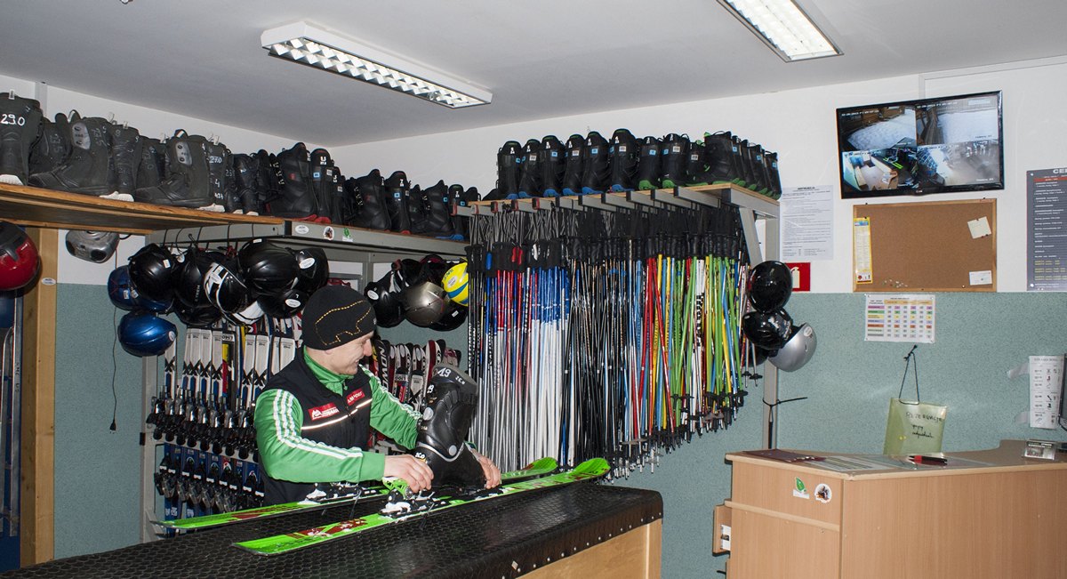 Ski and snowboard equipment rentals in Zakopane. Ski clothes rentals in