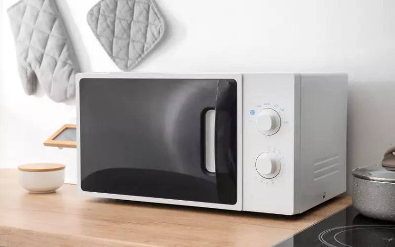 Why does Microwave Light Flicker/Dim? (8 Causes) DiscussDiy