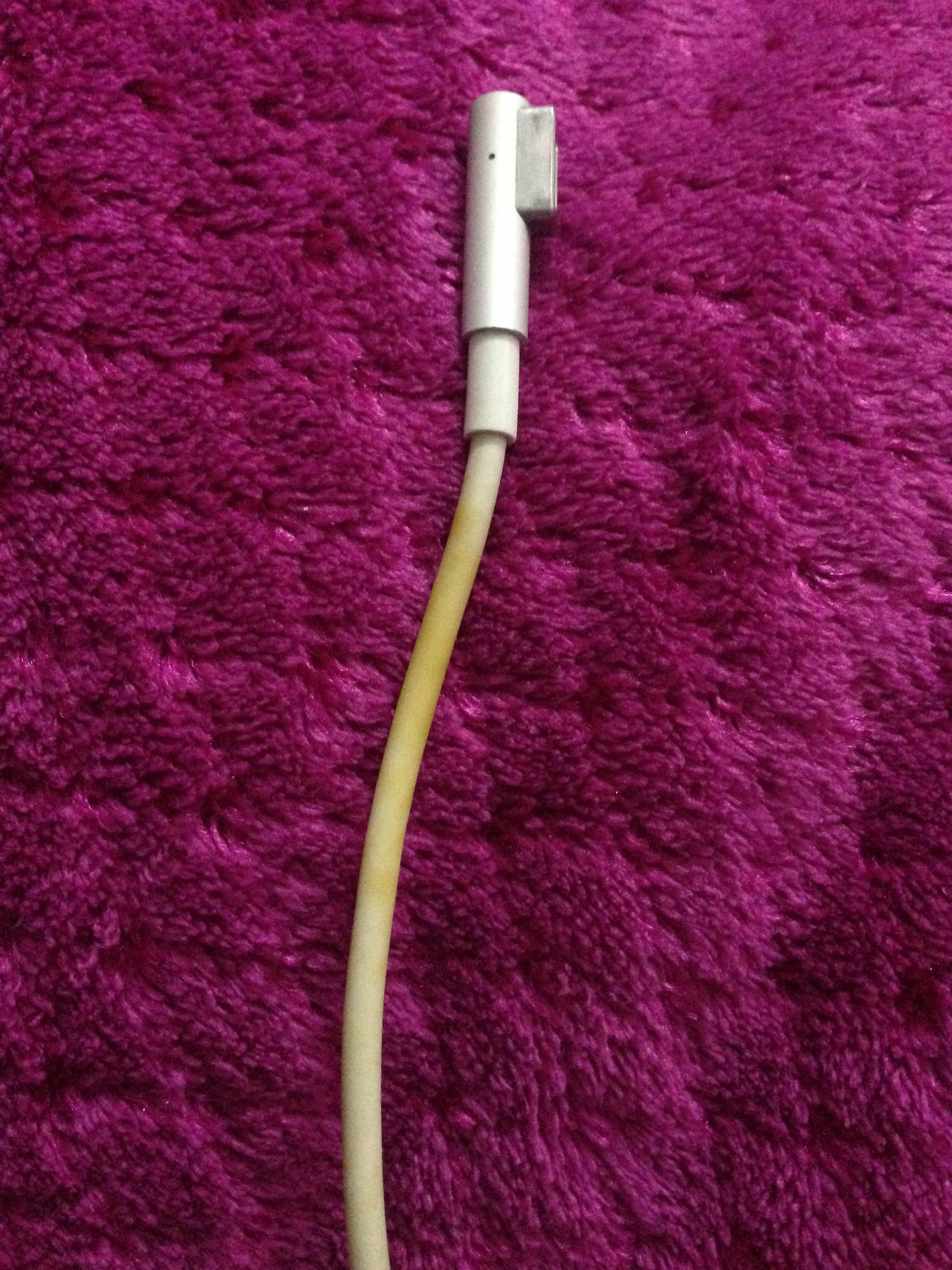 Apple's cords turning yellow near the con… Apple Community