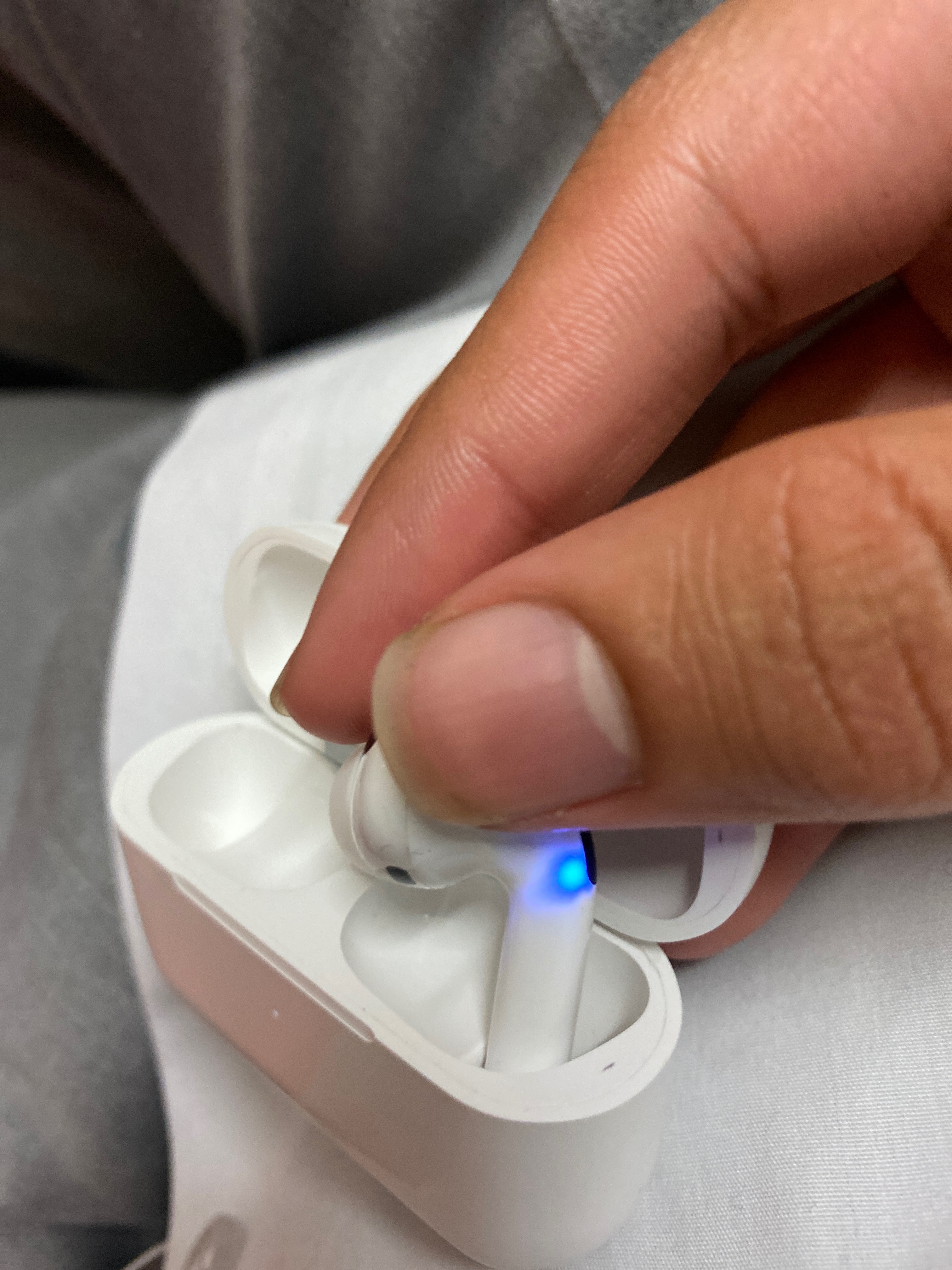 Airpods Red Flashing Light