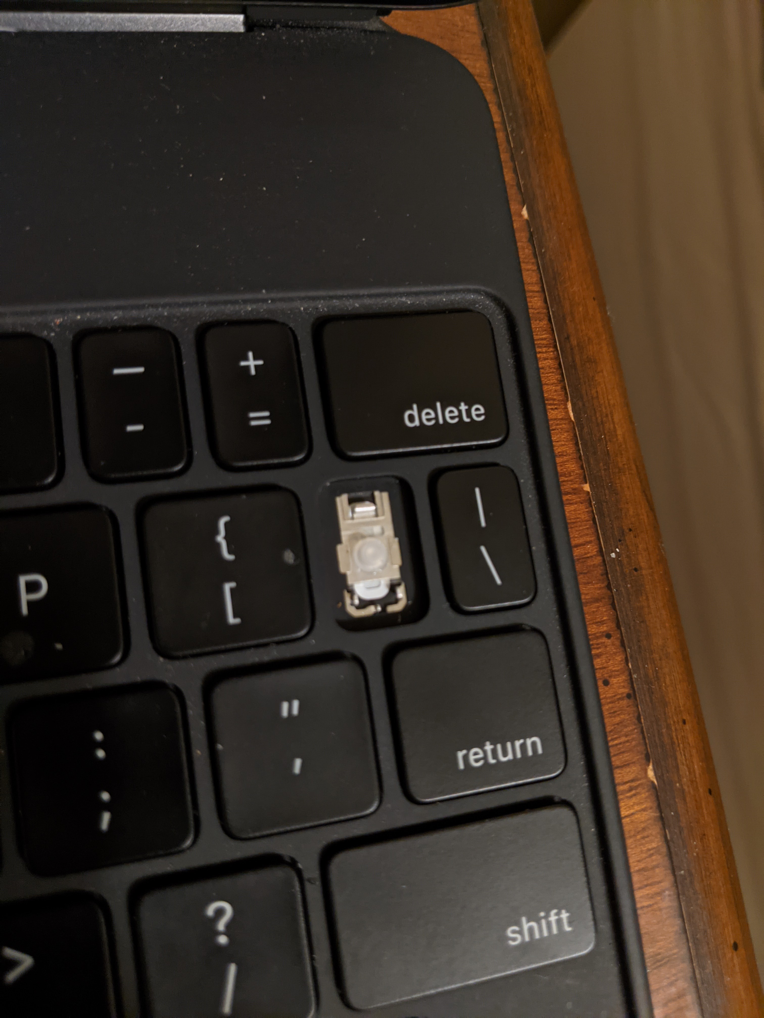 Apple iPad Pro Gen 2 Magic Keyboard Hinge… Apple Community