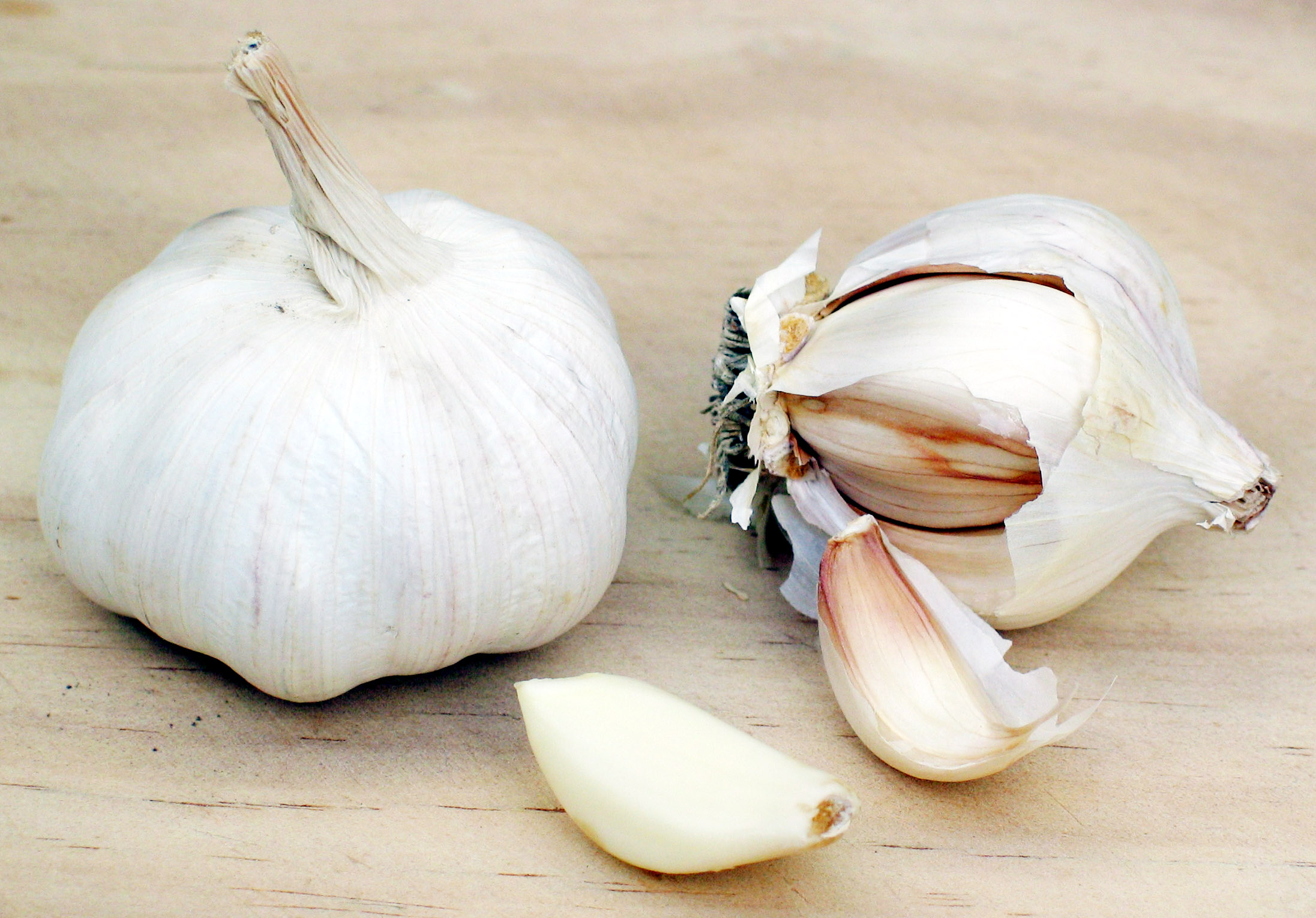 4 Easy Ways to Use Garlic in Your Meals Dish by Dish