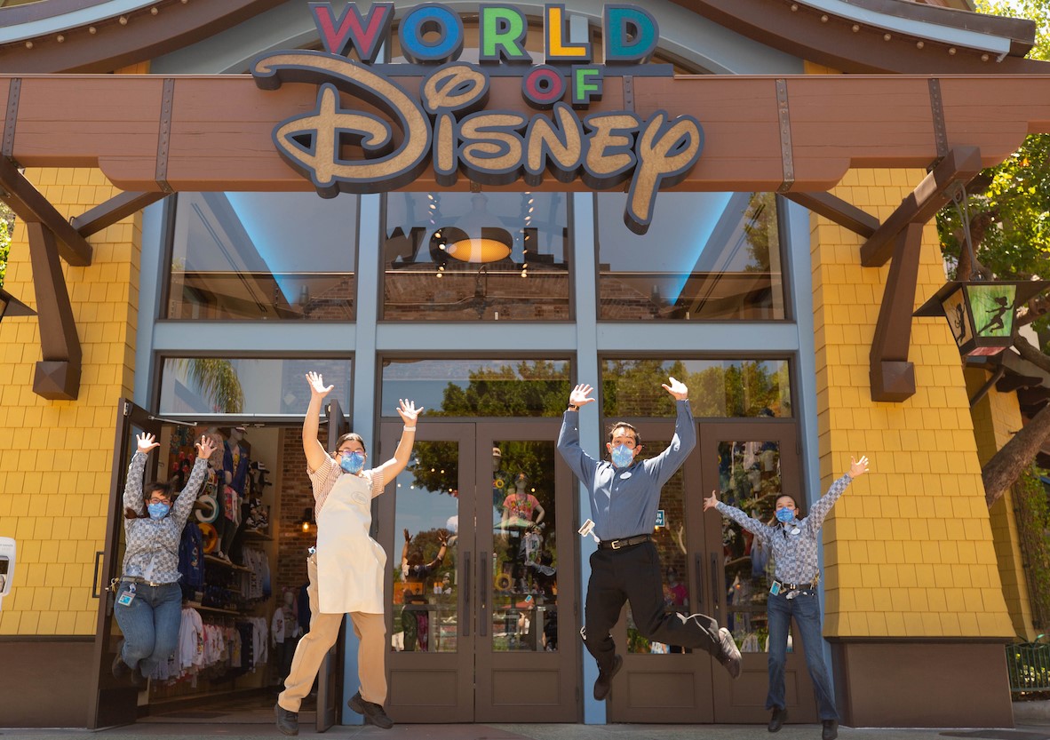 Do vaccinated guests still need to wear a face mask at Disney World?