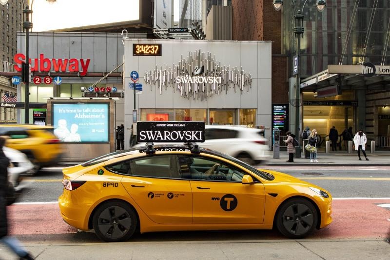 Firefly Launches Teslatop Ads, Elevating Taxitop Advertising to Reach Premium Brands Display