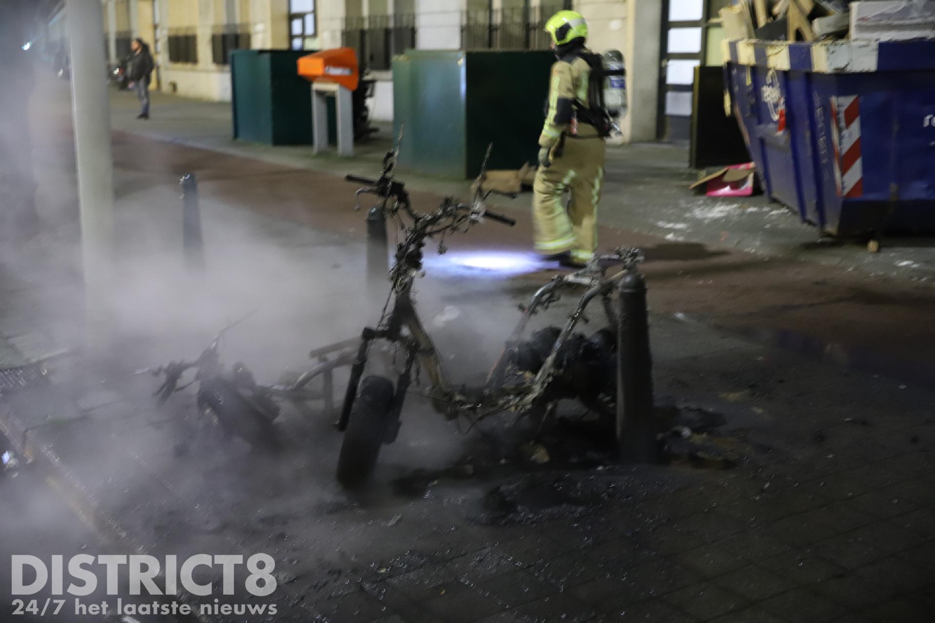Brandstichter steekt twee scooters in brand Vaillantlaan Den Haag