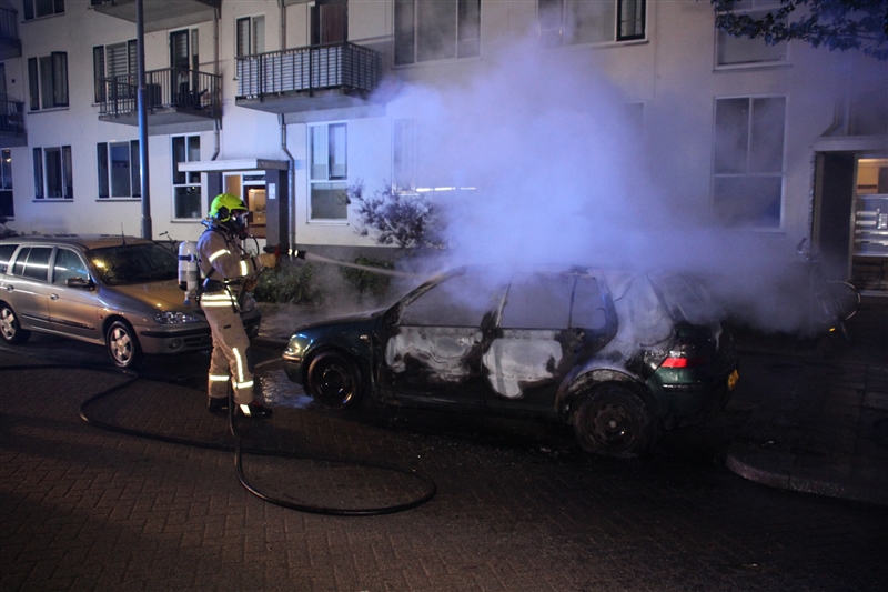 Auto in brand gestoken in Rotterdam; politie doet onderzoek