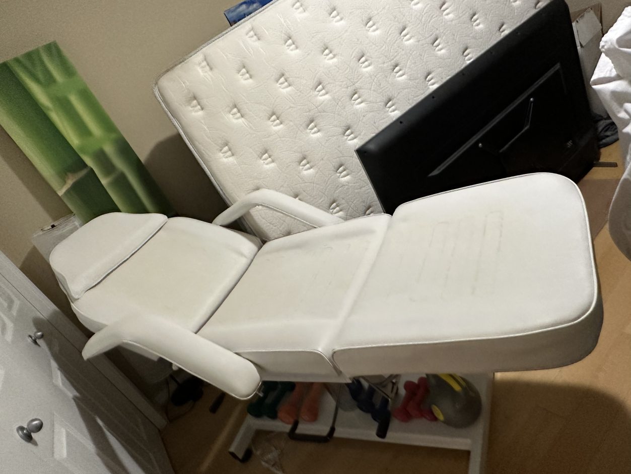 Esthetician Bed for sale Dítē