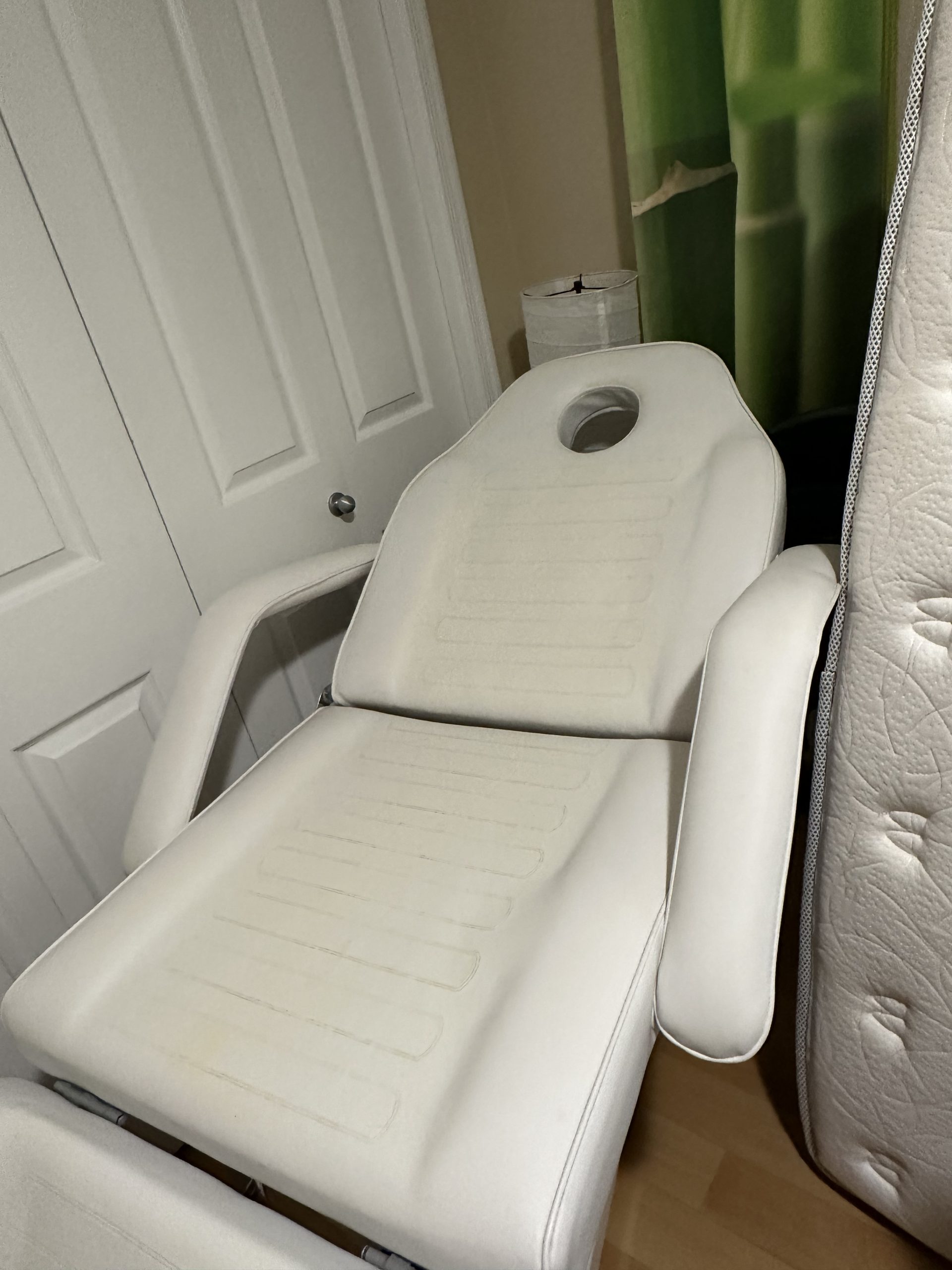 Esthetician Bed for sale Dítē
