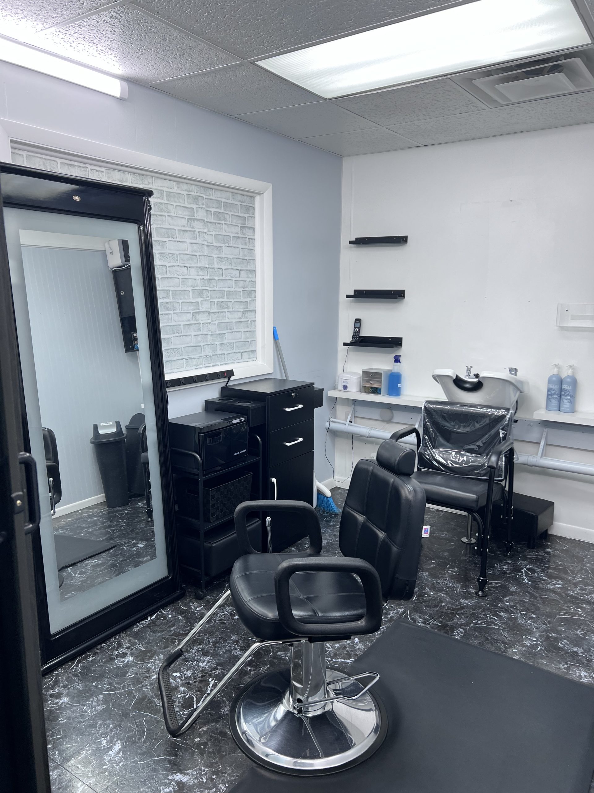 Smoking Mirrors Hair Salon & Dítē