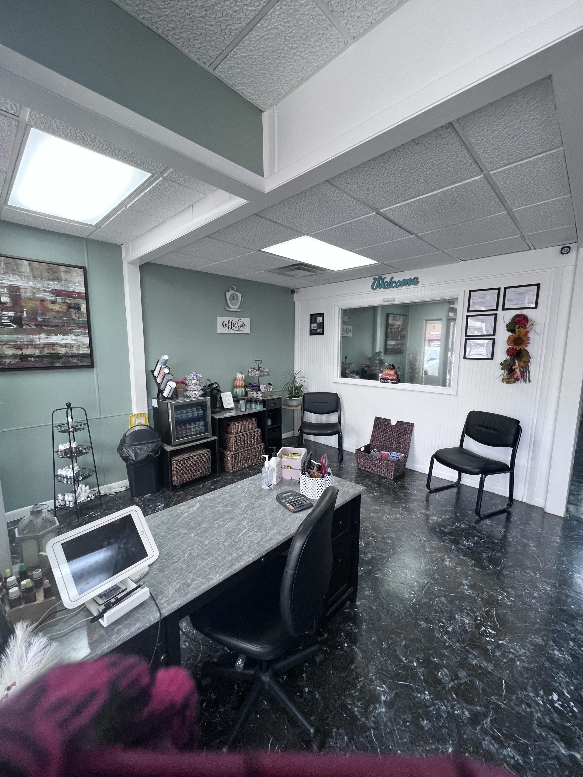 Smoking Mirrors Hair Salon & Dítē