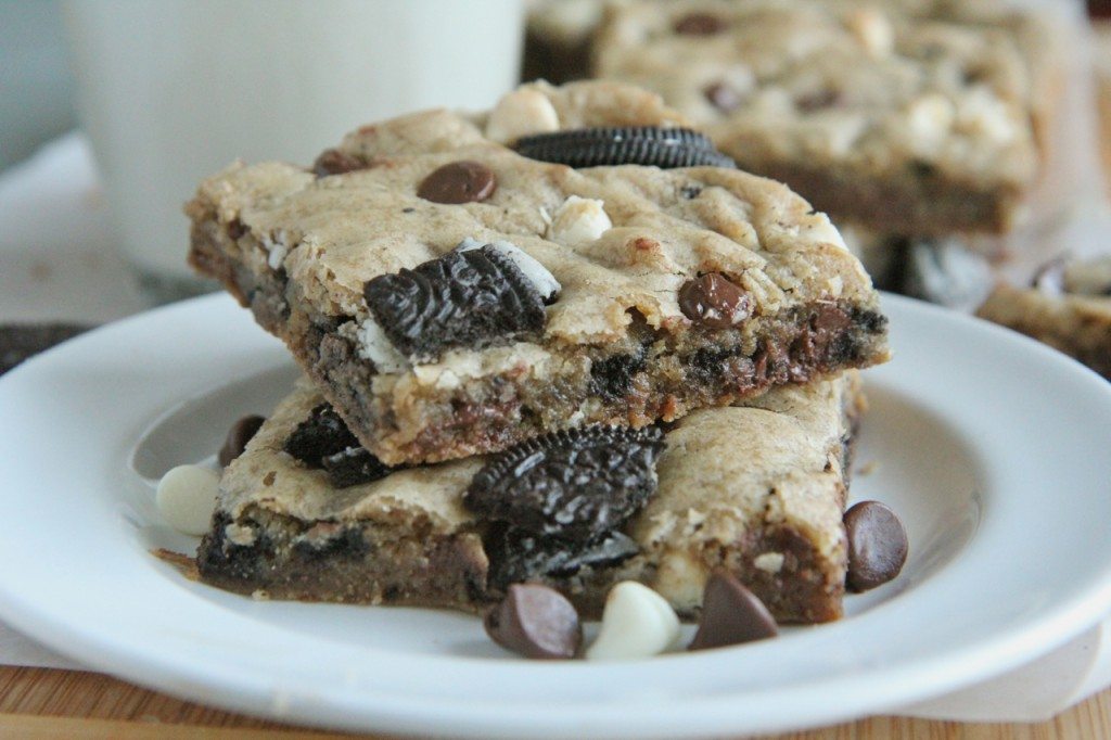 Cookies and Cream Oreo Blondies Recipe
