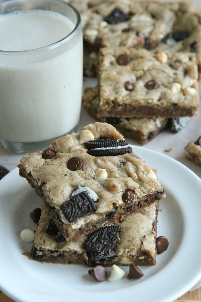 Cookies and Cream Oreo Blondies Recipe
