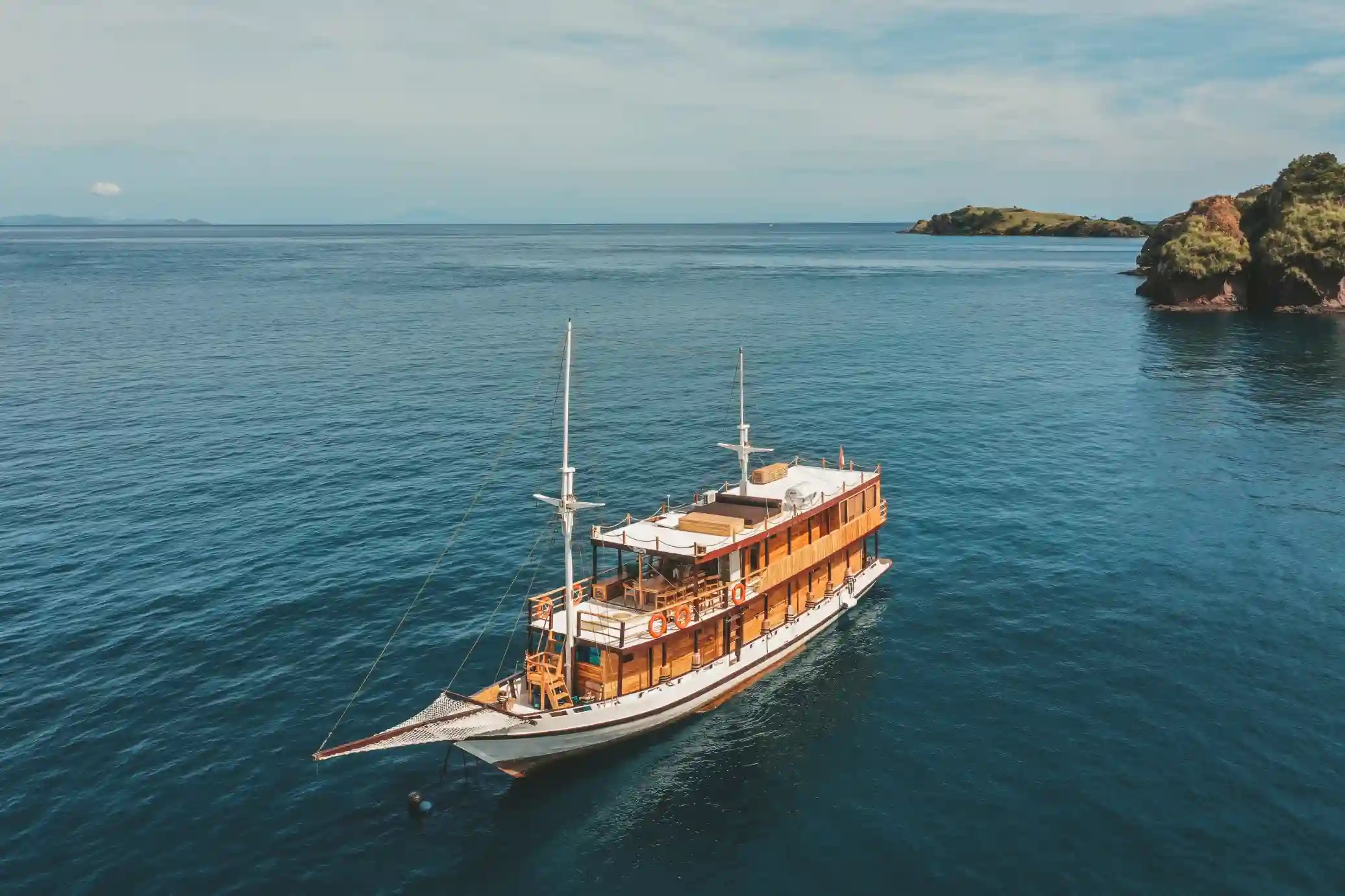 Liveaboard Deluxe Komodo Charter Dive Trips Indonesia