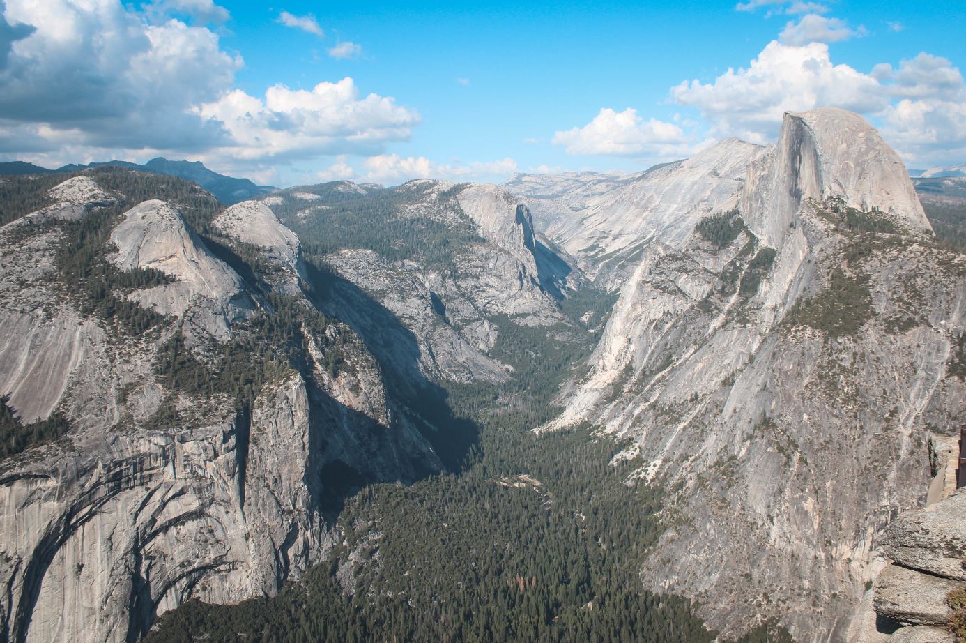 Vistas de la zona donde había un glaciar, desde Glacier Point en Yosemite