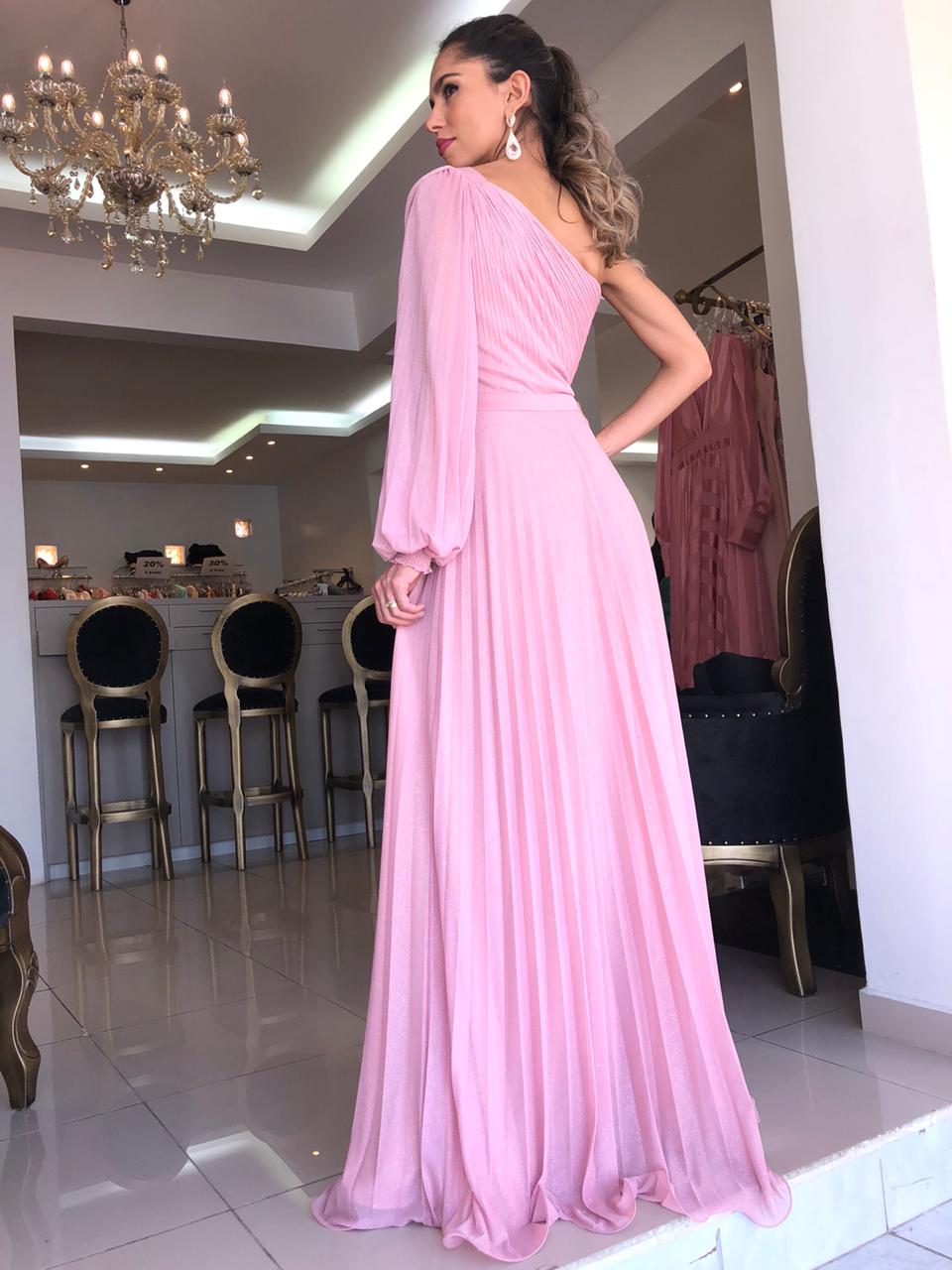 Vestido de festa longo, 1 ombro com manga e saia plissada