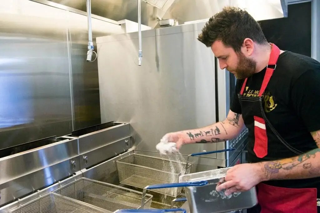 How to Clean a Commercial Deep Fryer? The Ultimate Guide! VEVOR Blog