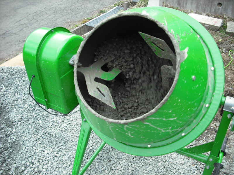 コンクリートミキサーの使い方や留意点 生コンとのコストパフォーマンスも比較してみた