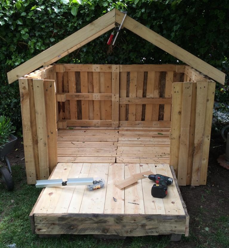 Für uns menschen ist es selbstverständlich, das wir ein dach über dem kopf haben. Hundehutte Aus Einwegpaletten Bauanleitung Zum Selberbauen 1 2 Do Com Deine Heimwerker Community
