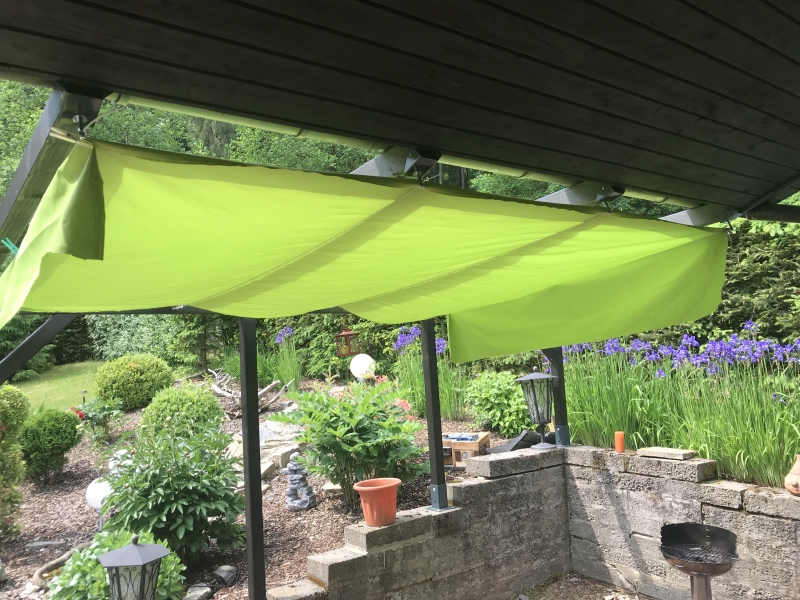 Pergola mit Sonnensegel / Regenschutz und Wandverkleidung