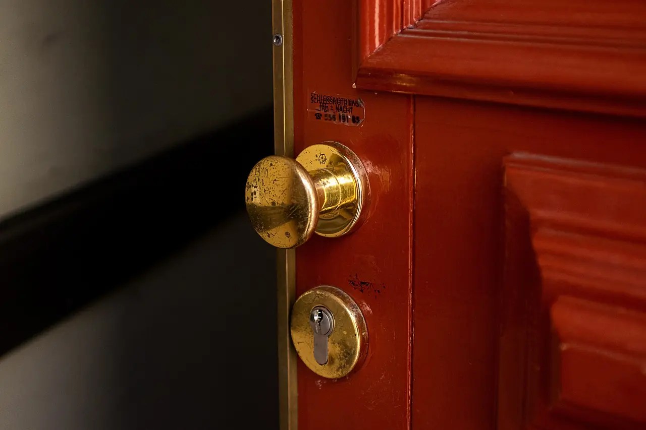 Your Guide to DIY Door Handle Replacement - DIYHouseSkills