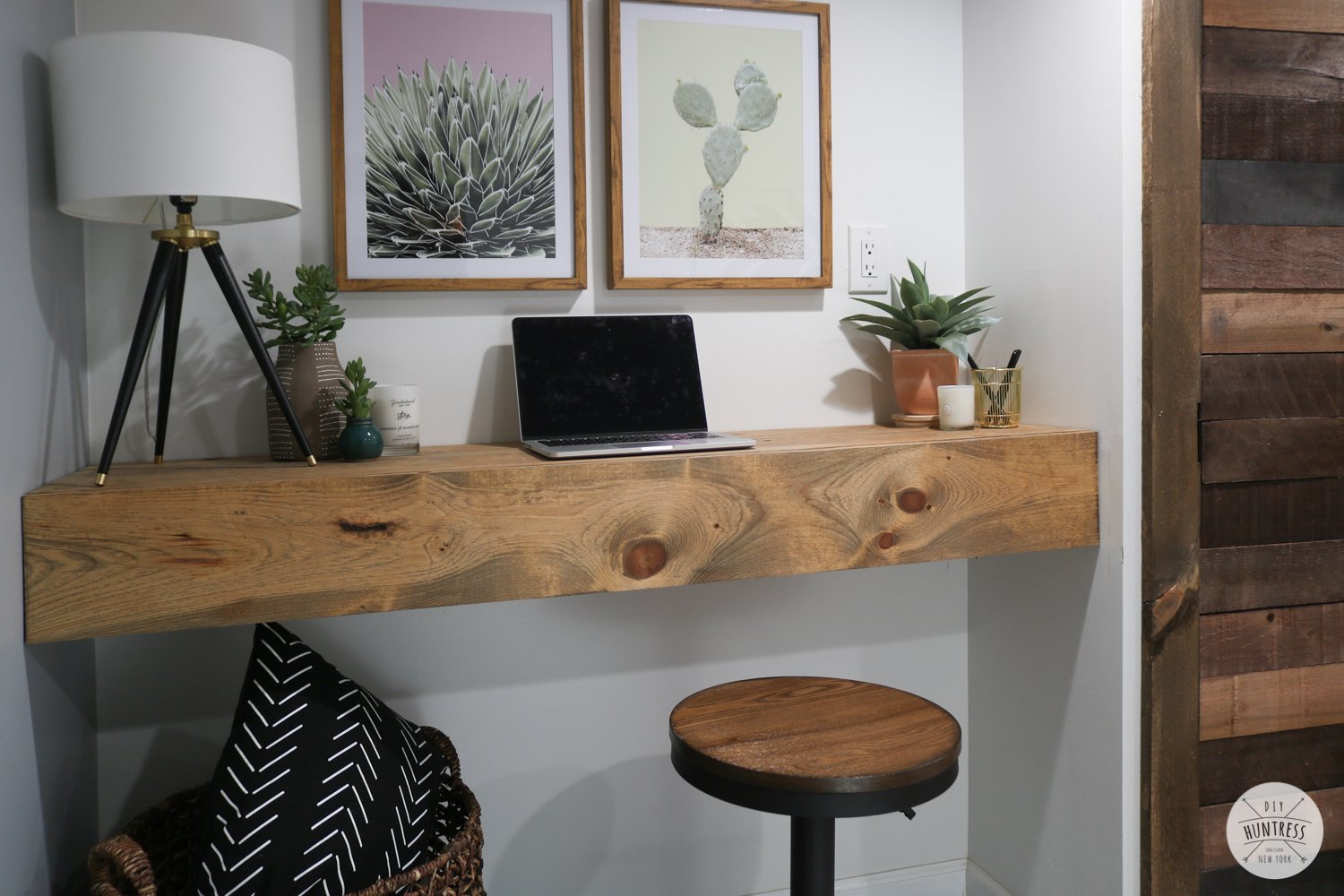 diyfloatingdeskhiddenstorage5 DIY Huntress