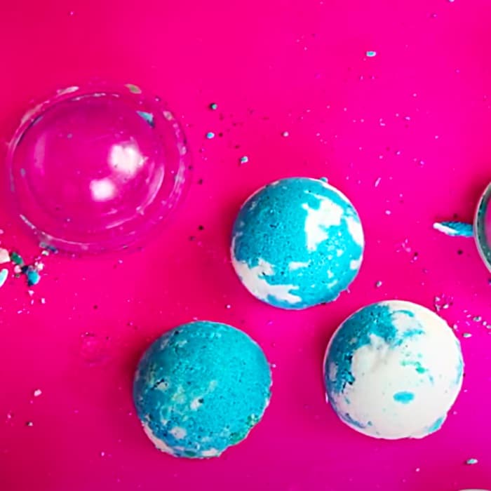 DIY Sinus Clearing Bath Bombs Using Vicks VapoRub