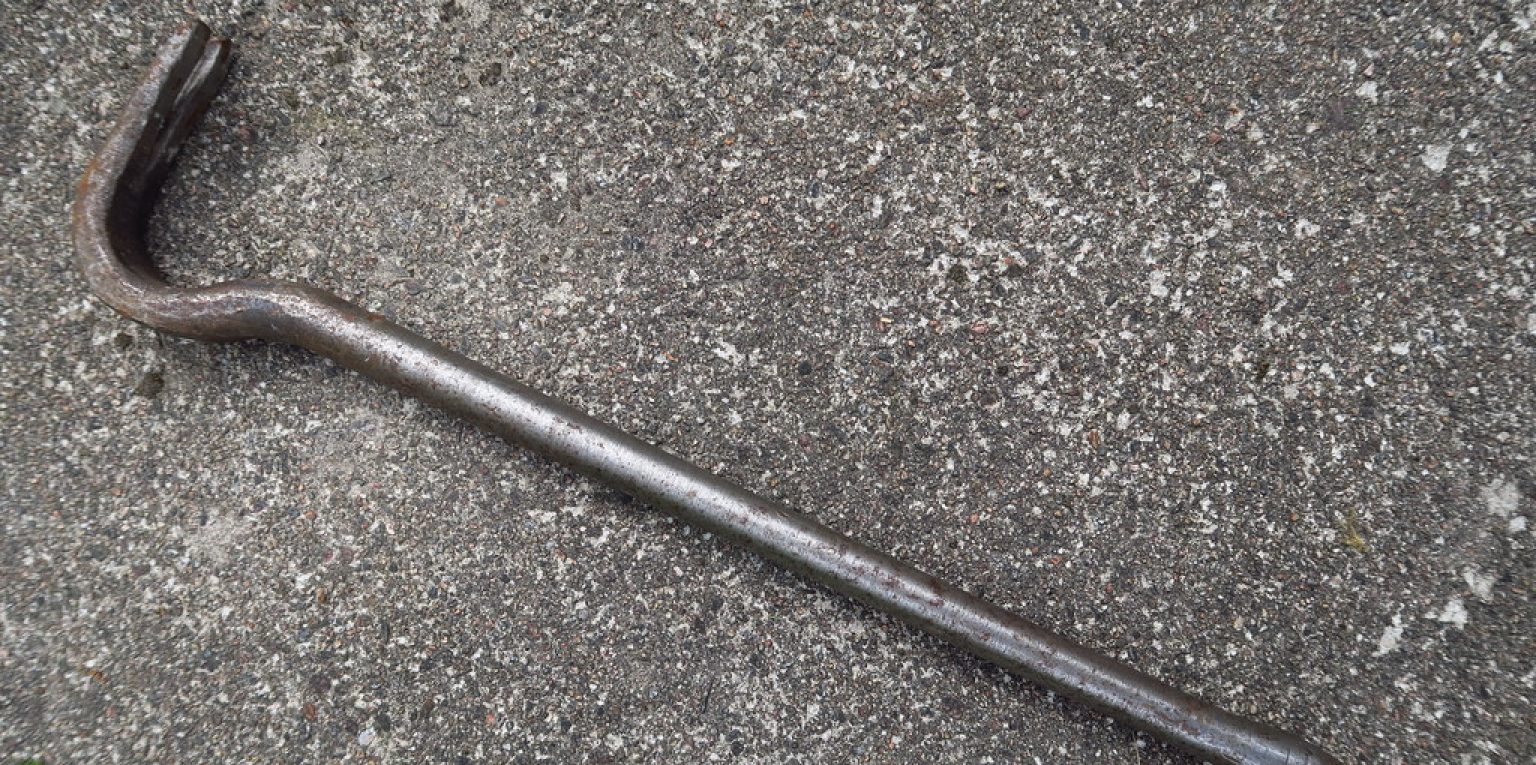 How to Use a Crowbar to Open a Door Learn Simple 8 Tips (2024)