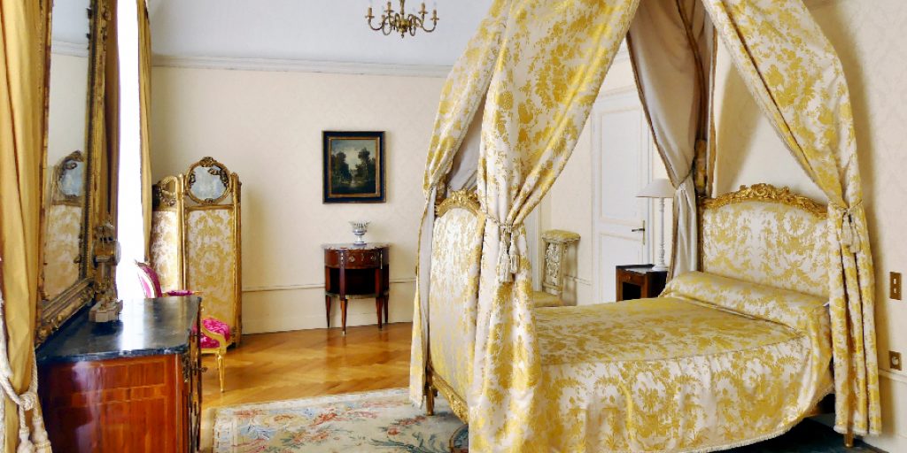 How to Build a Canopy Bed Described in 7 Steps (2024)