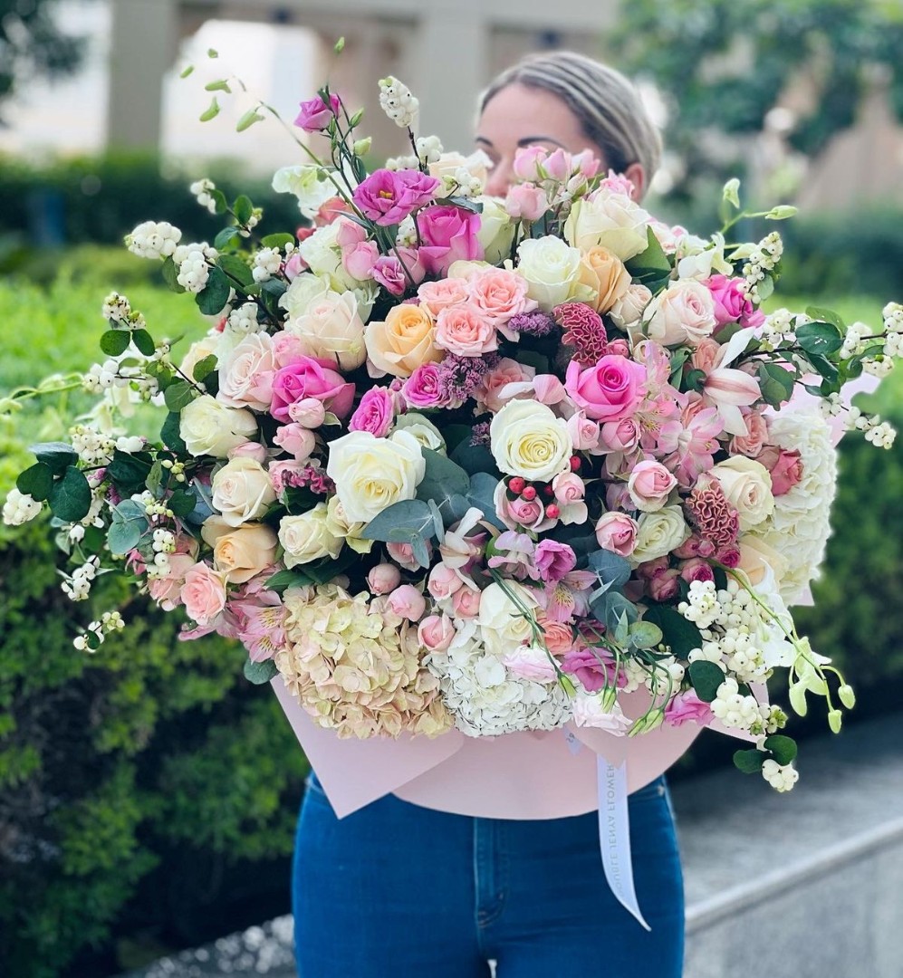 Big Flower Bouquets Dubai, UAE Extra large bouquet