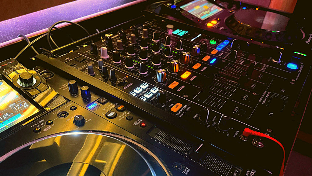 5 Easy DJ Transitions Every DJ Should Learn in 2023