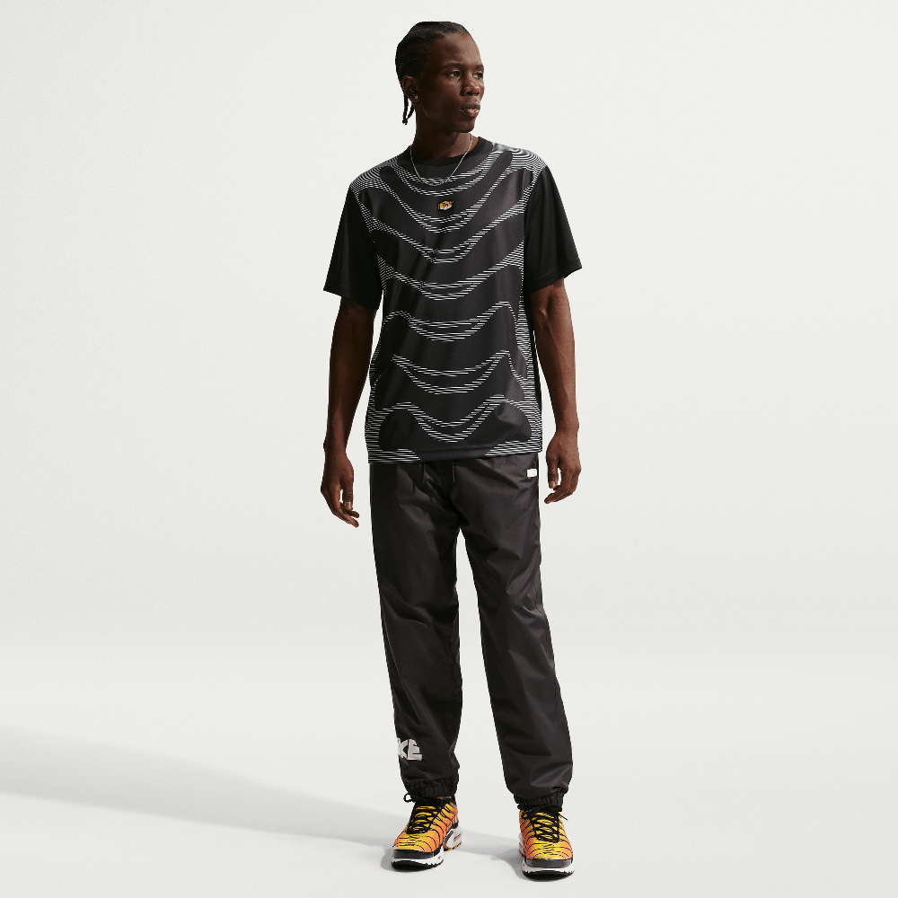 Nike Sportswear Tuned Air Men’s Football Shirt Black/Black Nike Sportswear Tuned Air Men’s Football Shirt Black/Black
