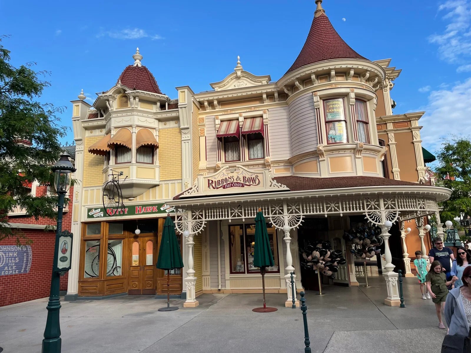 Ribbons and Bows Hat Shop à Disneyland Paris Le Temple de l'Élégance DLRP