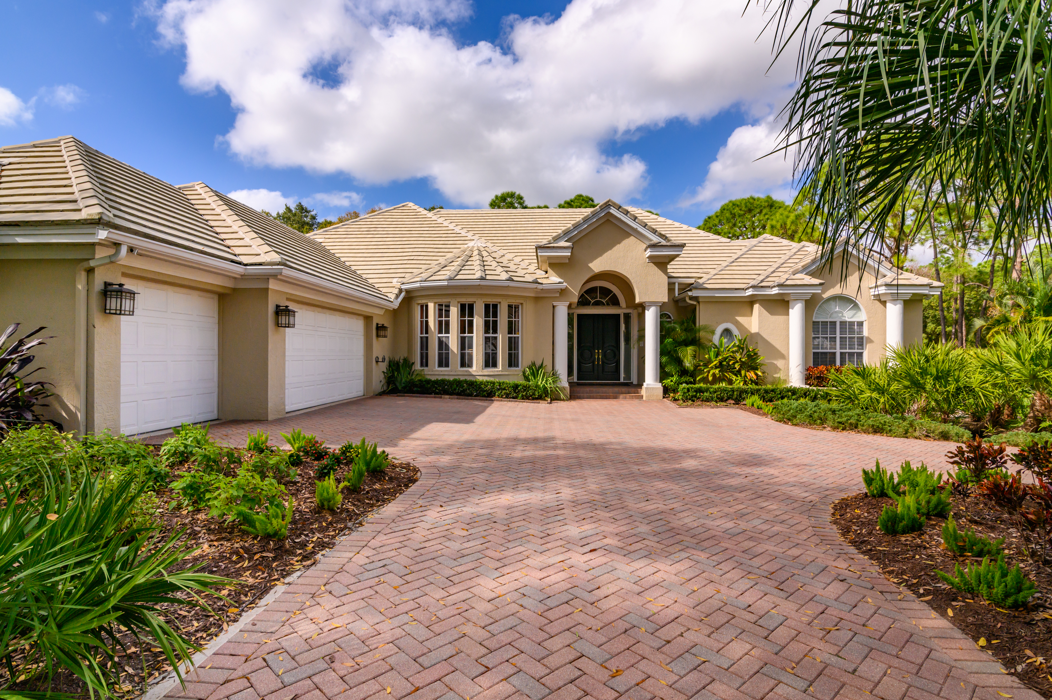 8222 Regents Ct University Park FL