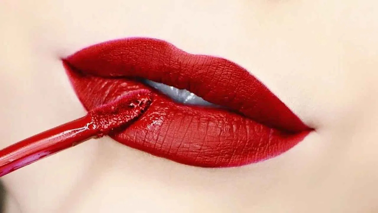 Lipstick Side Effects లిప్‌స్టిక్‌ ఎంత డేంజరో తెలుసా? వీడియో వైరల్