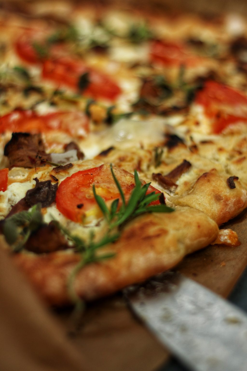 Pizza cu crema de branza, galbiori si rozmarin DeMancare