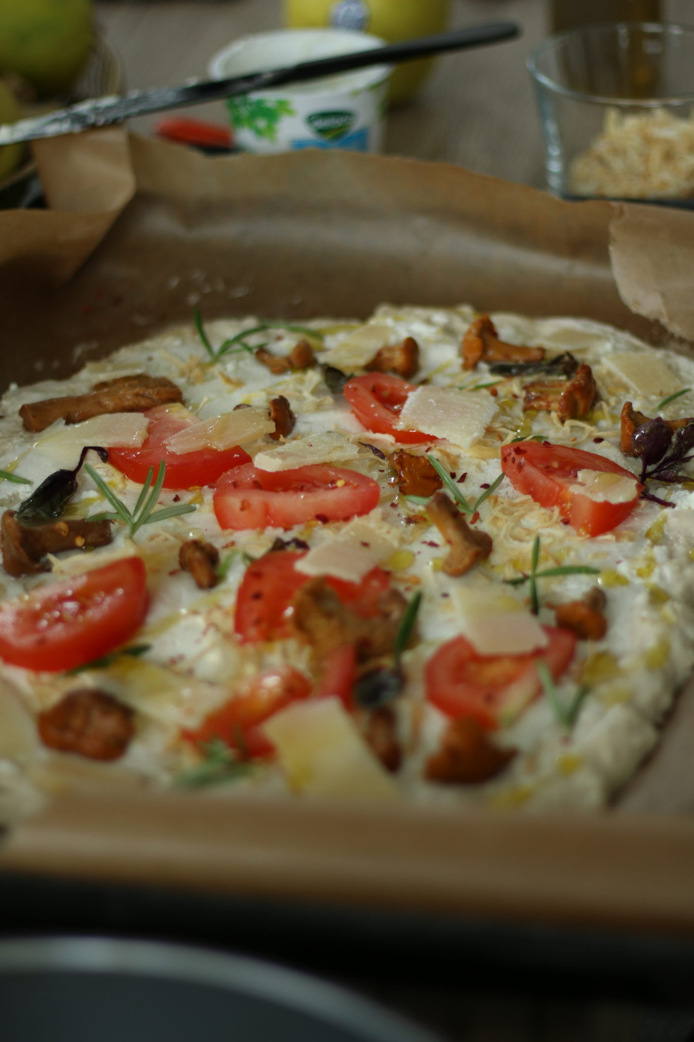 Pizza cu crema de branza, galbiori si rozmarin DeMancare