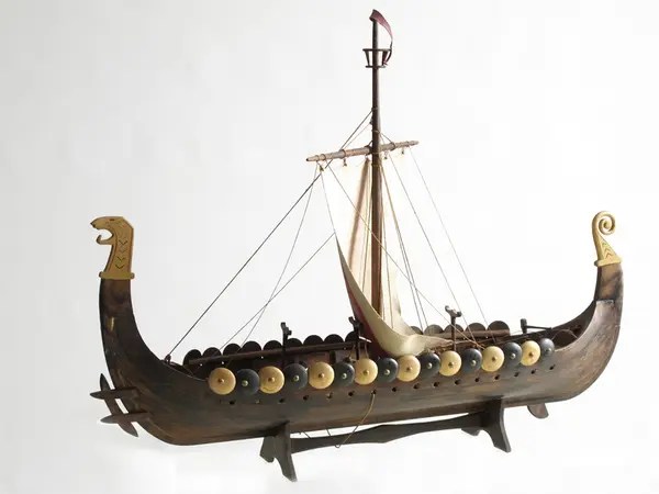 Modell av vikingskip AustAgder museum og arkiv KUBEN / DigitaltMuseum