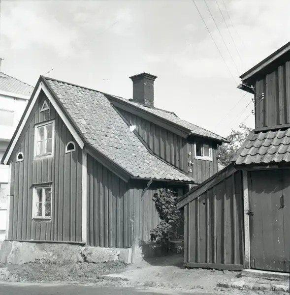 Små bostadshus på Barnhemsgatan 6. T. Linde Måleri i
