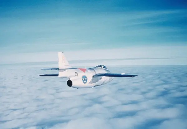 Ett övningsmärkt flygplan J 29 tillhörande F 15 i luften