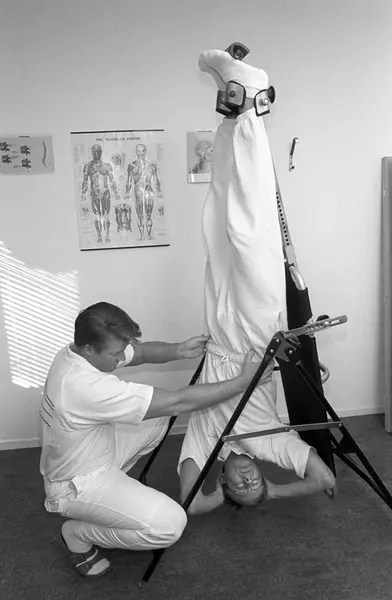 Idrottsskador sjukgymnast Roth visar hur man använder en