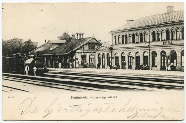 Katrineholm station och ett ånglok med sadeltank framför hotellet