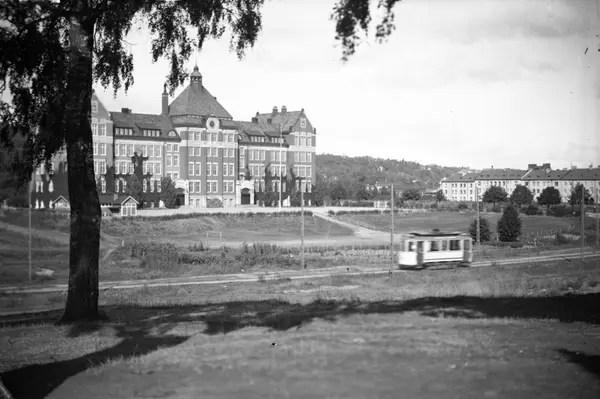 Södra Folkskolan byggdes år 1908 på området Torpa i Jönköping. Skolan